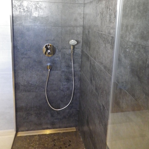 Pose de vasques dans salle de bains design