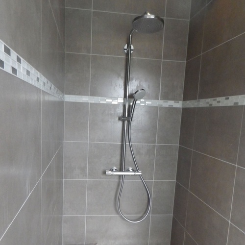 Pose de vasques dans salle de bains design