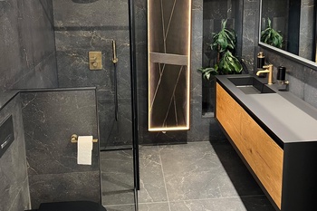 Meuble de salle de bain suspendu avec douche italienne