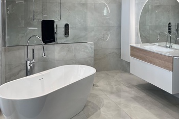 Baignoire îlot avec robinetterie à poser