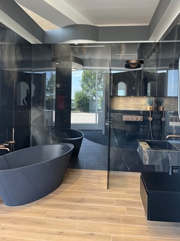 Baignoire îlot noire et douche à l'italienne