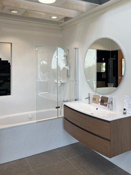 Meuble suspendu avec baignoire et pare baignoire