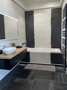 Baignoire encastrée avec meuble suspendu