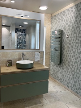 Vasque à poser avec meuble suspendu et sèche serviette