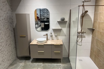 Meuble avec vasque à poser et colonne de rangement