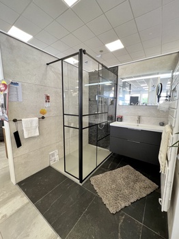 Meuble de salle de bains suspendu et douche