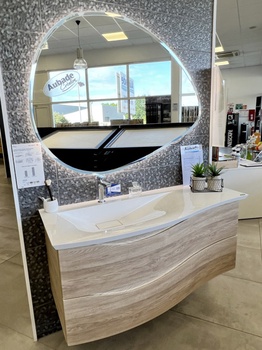 Meuble salle de bains suspendu et miroir asymétrique