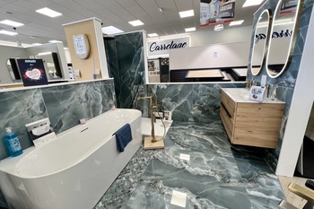 Baignoire robinetterie et meuble salle de bains suspendu