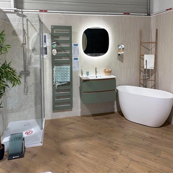 Salle de bain avec douche, baignoire îlot, sèche serviette et meuble suspendu