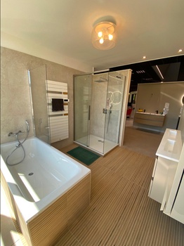 Salle de bain avec douche et baignoire