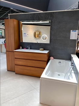 Meuble de salle de bain avec 3 tiroirs, colonne de rangement et baignoire