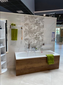 Baignoire avec robinet bain-douche encastré