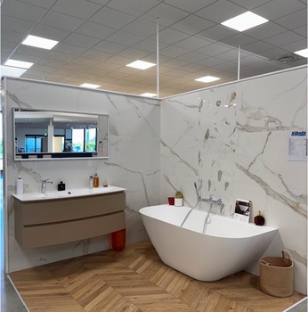 Meuble de salle de bain suspendu avec baignoire îlot