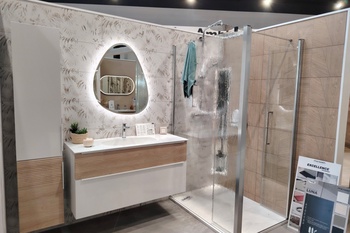 salle de bains avec meuble suspendu et douche