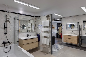 Baignoire avec meuble de salle de bain et sèche serviette