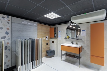 Salle de bain avec WC suspendu et colonne de rangemement