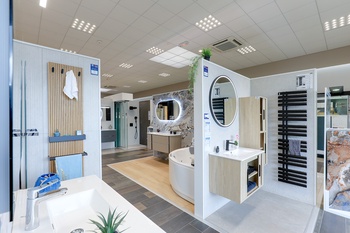 Meuble suspendu avec colonne de rangement et sèche serviette