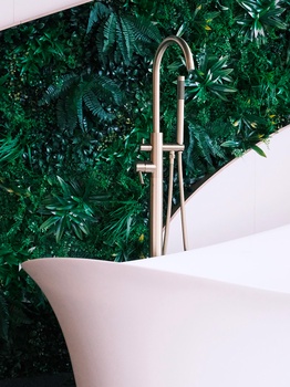 Baignoire avec robinetterie sur pied