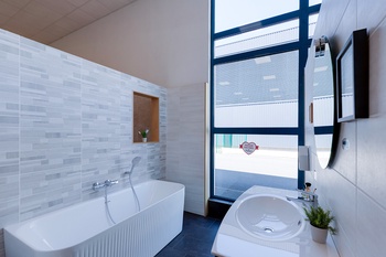 Baignoire semi îlot