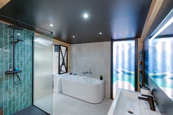 Baignoire semi ilôt