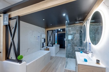 Salle de bain avec douche, baignoire et meuble 