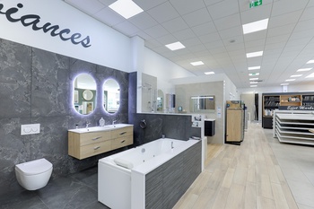 Meuble de salle de bain double vasque avec baignoire et WC