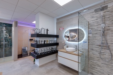 Choix de robinetterie, meuble avec vasque à poser et douche