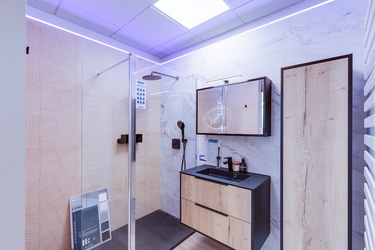 Douche avec receveur extra plat et meuble avec colonne de rangement
