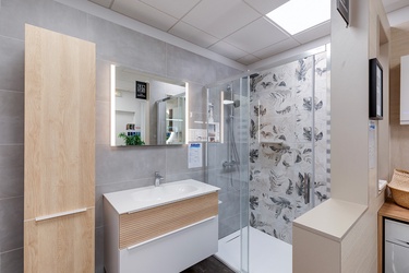 Meuble avec colonne de rangement et douche