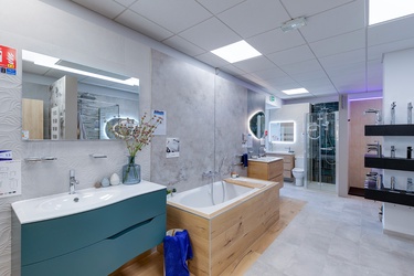 Meuble de salle de bain avec miroir LED et baignoire