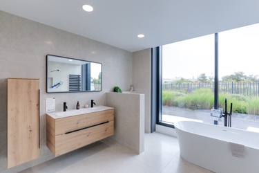 Meuble double vasque avec colonne de rangement et baignoire îlot