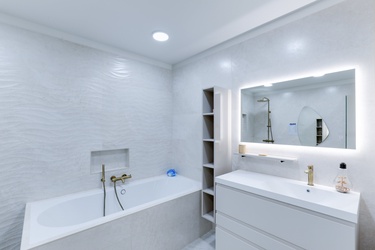 Meuble de salle de bain avec baignoire 