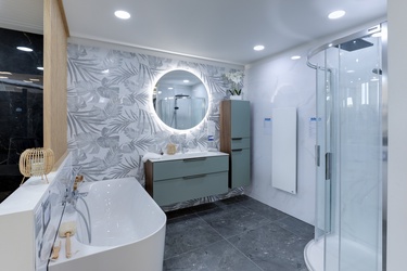 Baignoire semi-îlot et meuble de salle de bain avec miroir LED et colonne de rangement