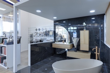 Meuble asymétrique avec baignoire îlot