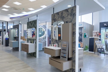 Meuble asymétrique avec colonne de rangement