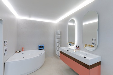 Baignoire d'angle et meuble double vasque avec robinetterie encastrée