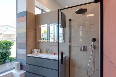 Douche encastrée et meuble avec miroir LED