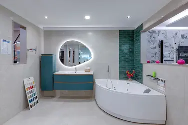 Baignoire d'angle avec meuble suspendu et colonne de rangement