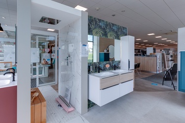 Meuble de salle de bain double vasque avec colonne de rangement