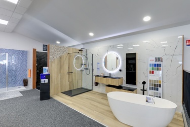 Salle de bain complète avec baignoire ilôt