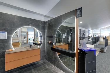 Meuble avec vasque à droite et miroir LED asymétrique