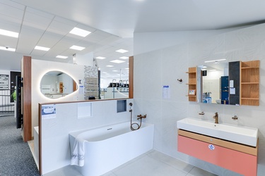 Baignoire et meuble avec armoire de toilette