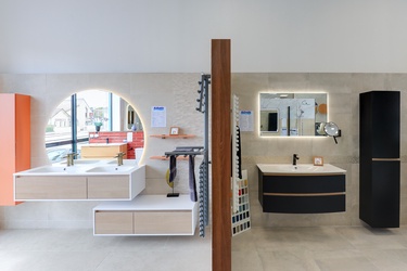 Meuble asymétrique avec double vasque et colonne de rangement