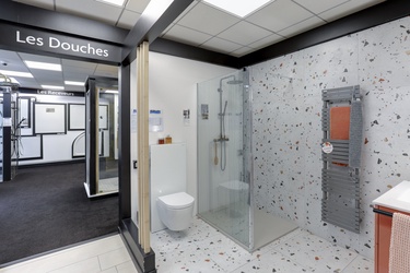 Salle de bain avec WC suspendu, douche et sèche-serviette 