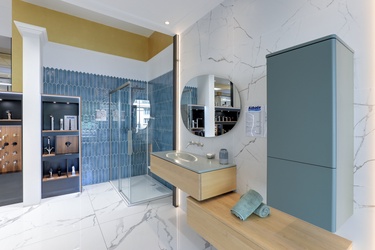 Meuble de salle de bain asymétrique et colonne de rangement