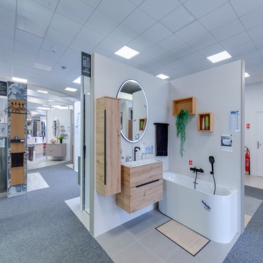 Meuble avec colonne de rangement et baignoire semi îlot