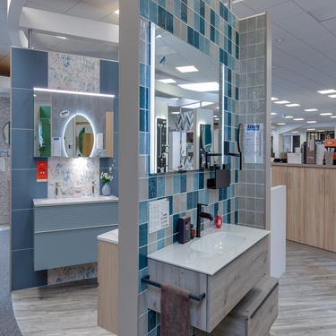 Meuble asymétrique et miroir LED