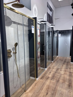 Robinetterie et paroi de douche