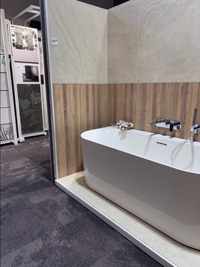 Baignoire avec robinetterie encastrée