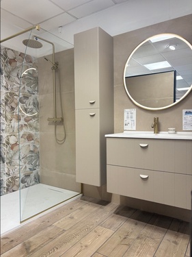 Douche avec receveur extra plat, colonne de rangement et meuble 2 tiroirs suspendus